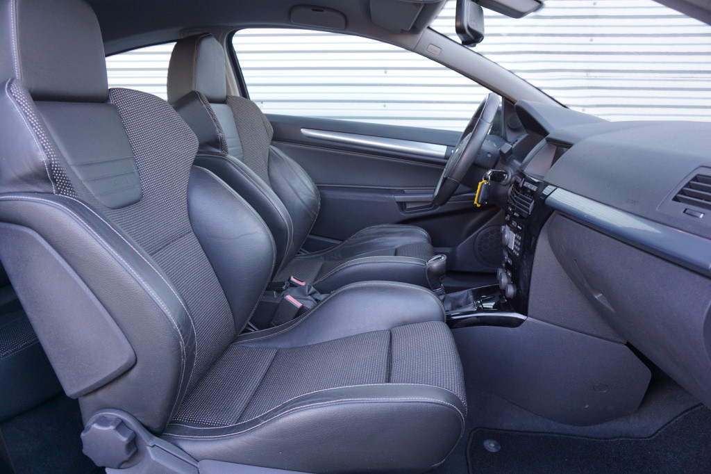 Opel Astra gtc 1.6 cosmo opc-line / xenon / climate / cruise / trekhaak