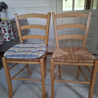 Houten stoeltjes met rieten zitting
