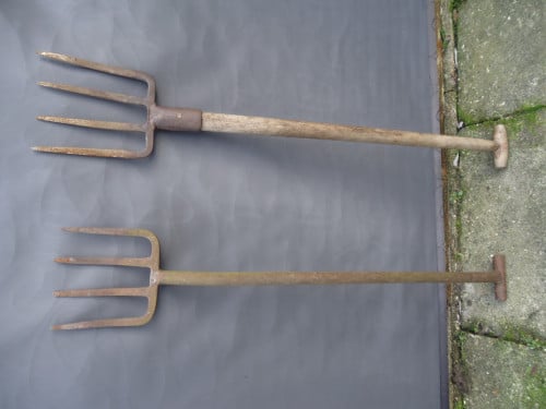 Pierensteekriek  2 stuks, 1 is van massief ijzer