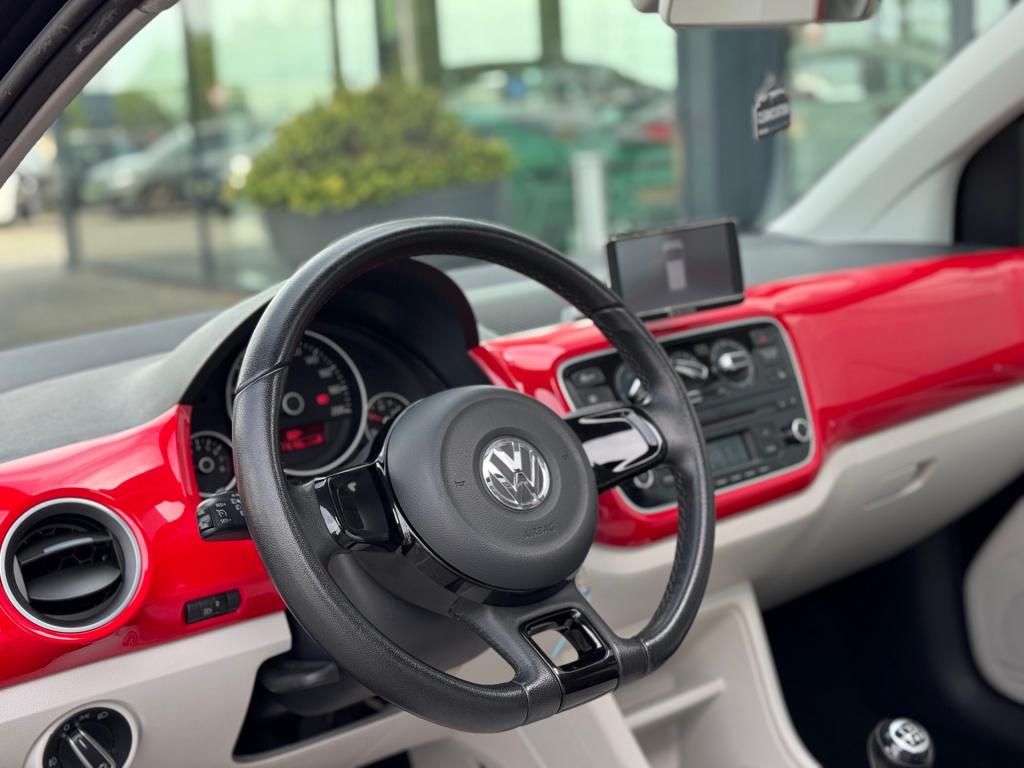 Volkswagen UP! 1.0 high up! * panoramadak * cruise control * stoelverwarmin