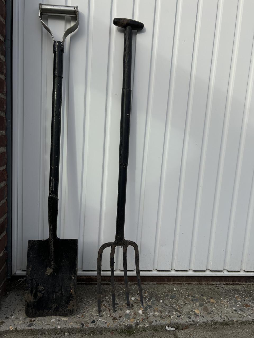 Zwaar en goed kwaliteit Spade met RVS handgrepen  en Riek / Spitvork