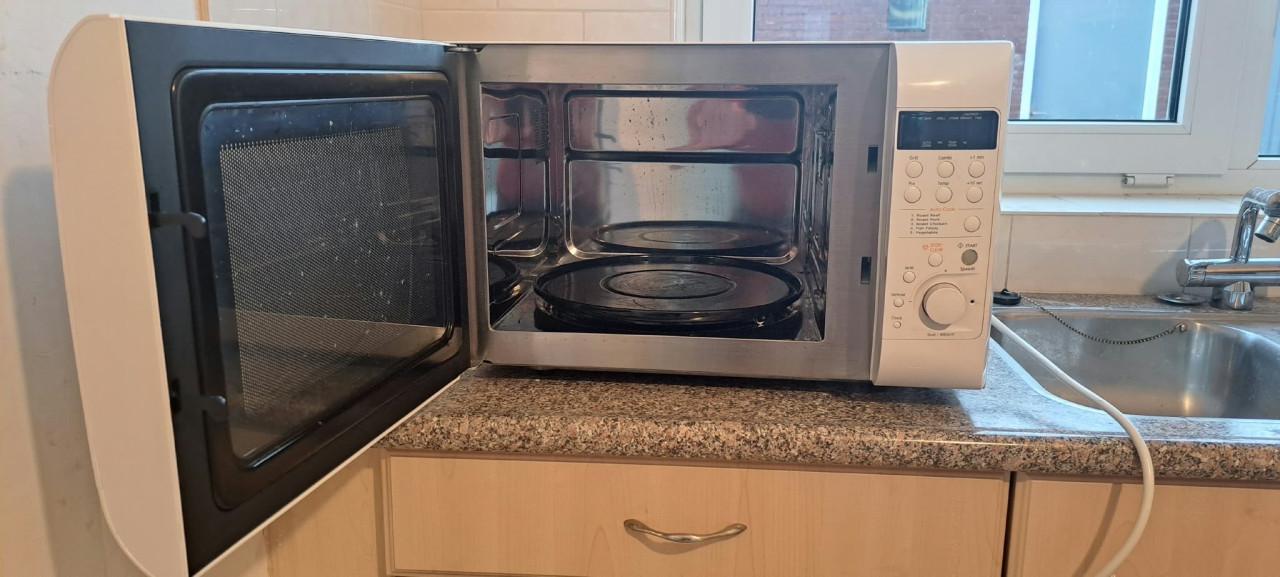 Daewoo KOC-970T combimagnetron met grill en hete lucht