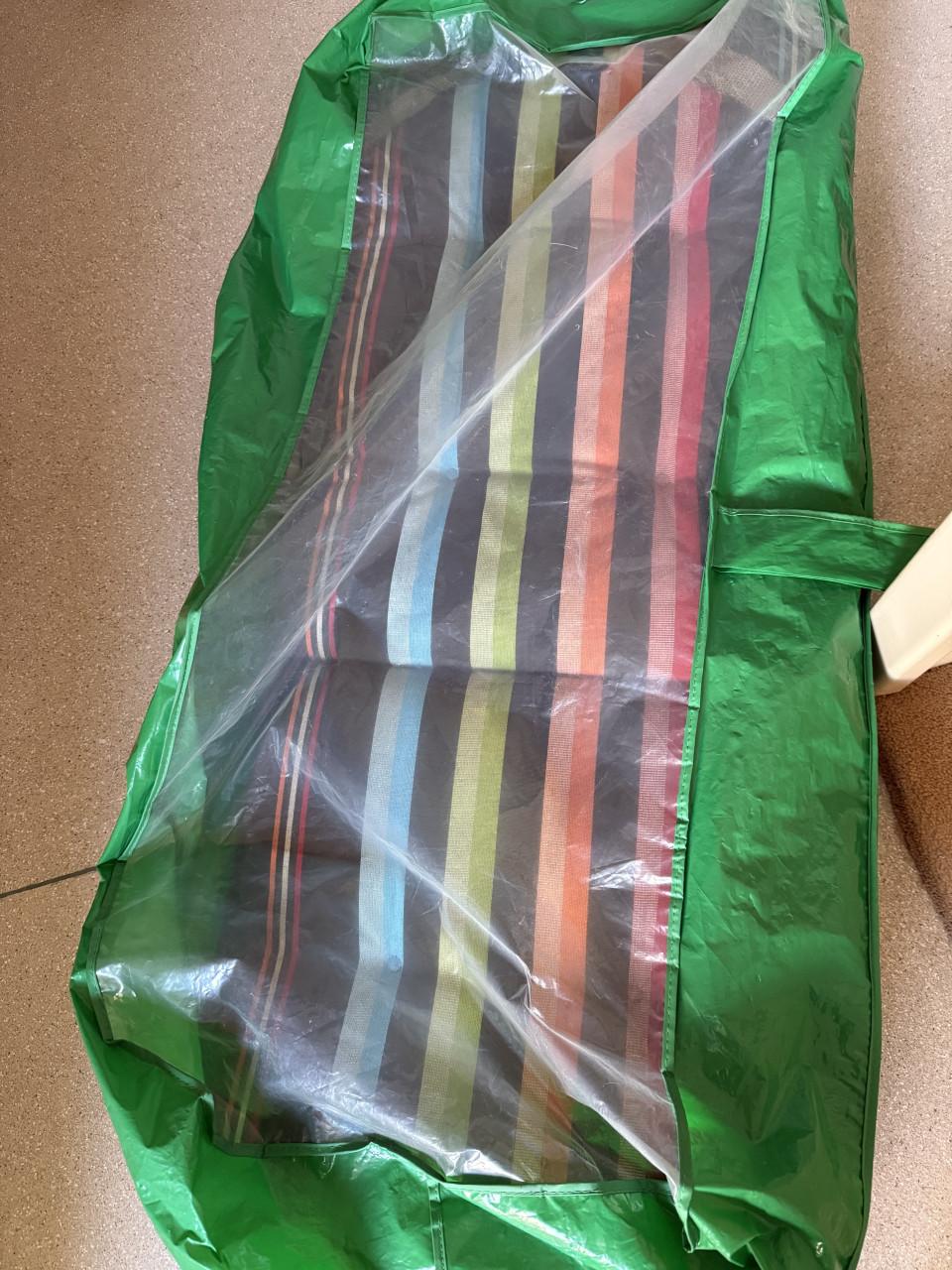 Tuintafel/ 4 Hartman verstelb stoelen. 4 kussens,  Kubus en voetenbankje.