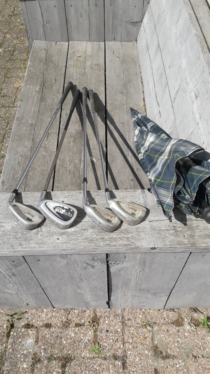 Leuke golftas met wat clubs om te beginnen