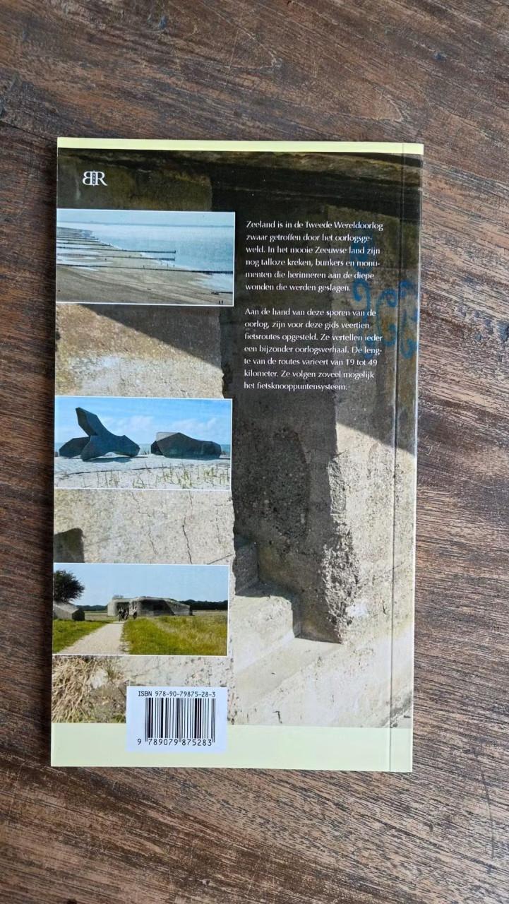 'Fietsen langs sporen van de oorlog" 2 dezelfde boekjes met 14 fietsroutes