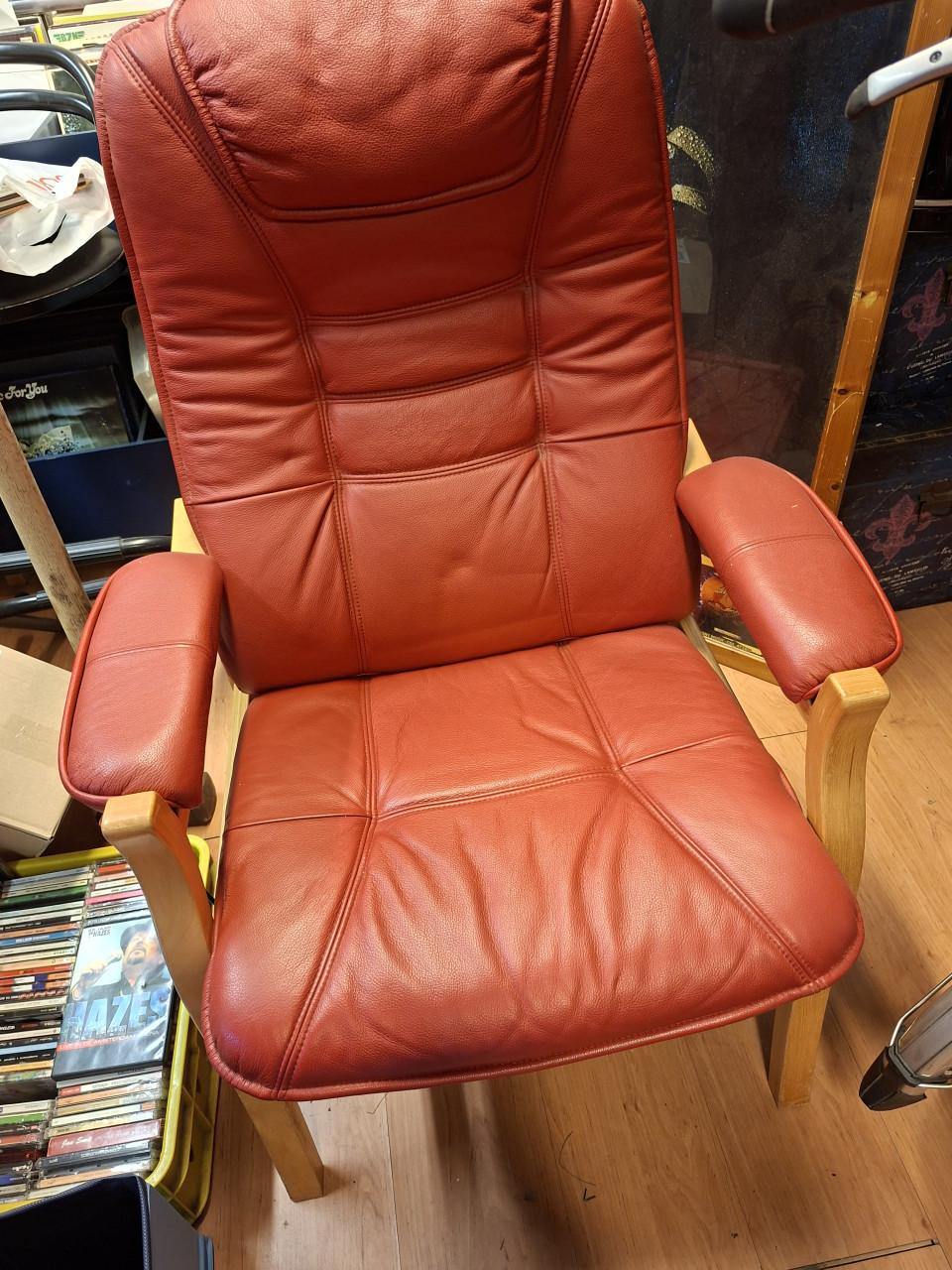 Rode leren relaxstoel met hocker