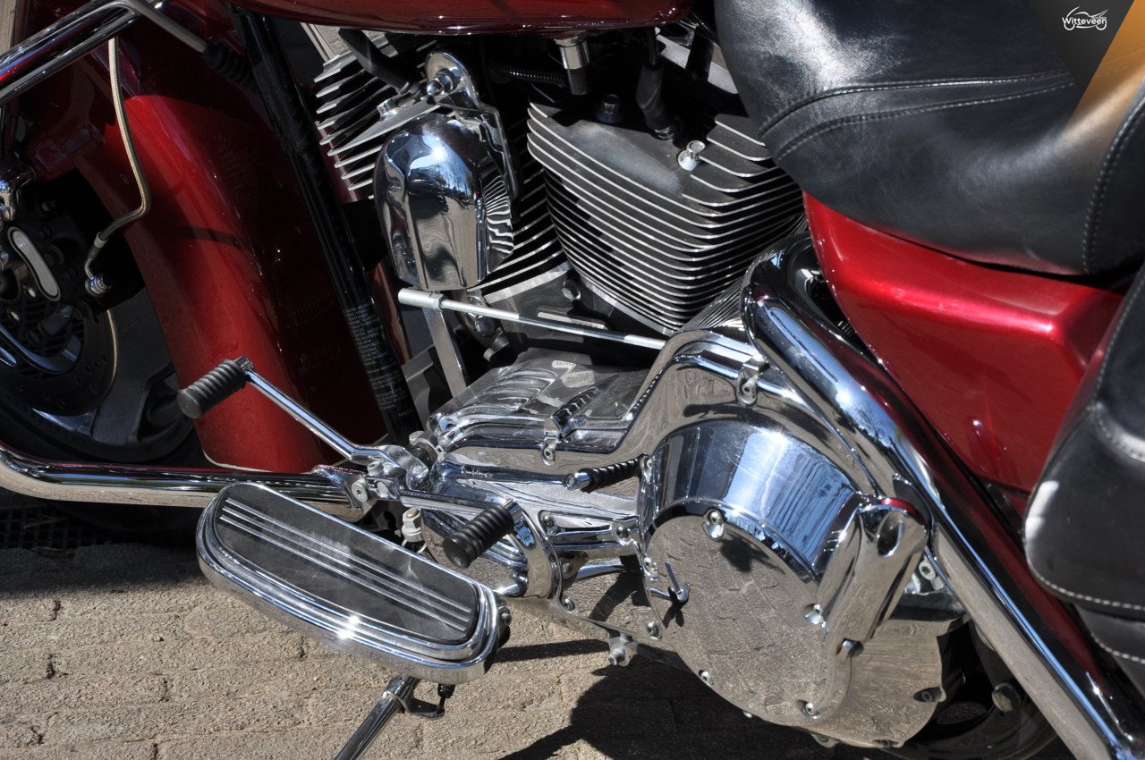 Harley Davidson FLHRSI Road King Custom Strakke motor!