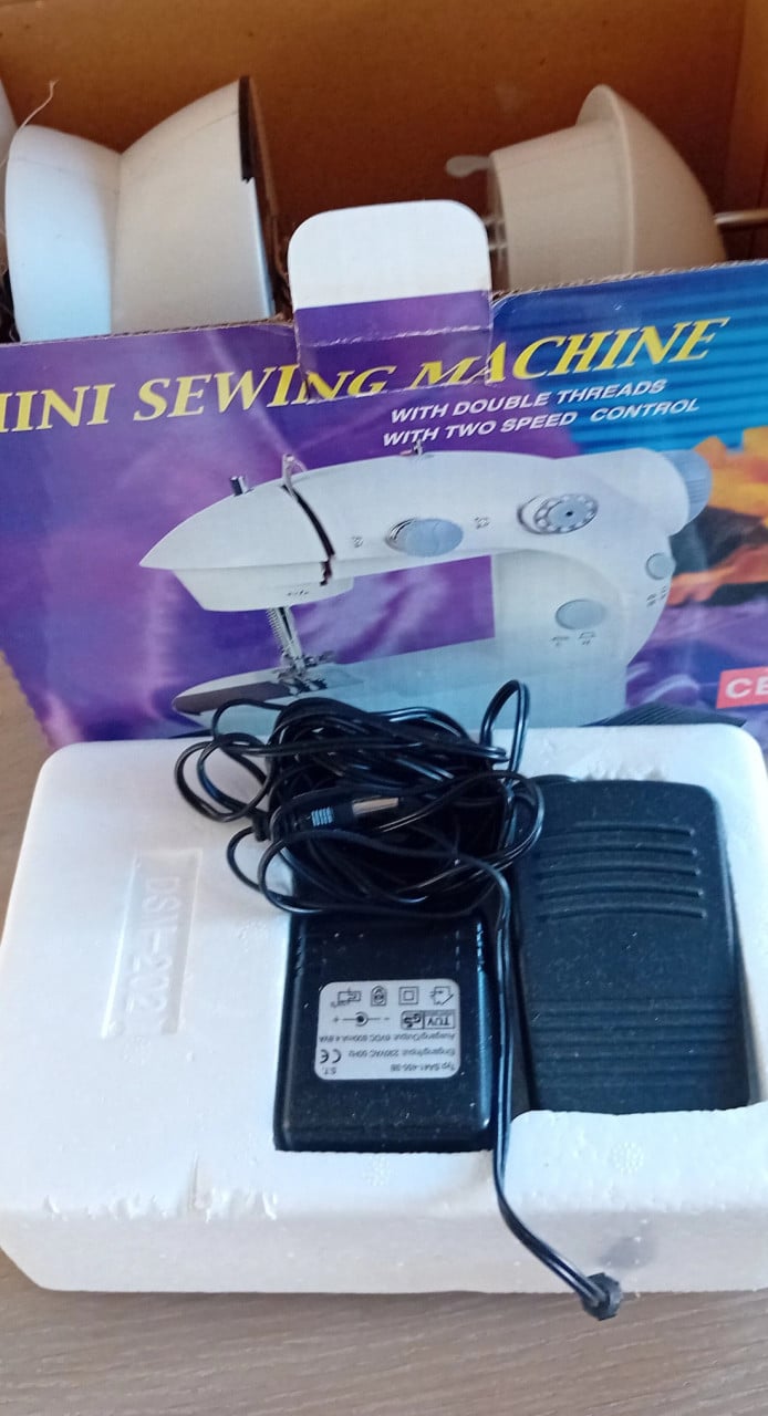 Mini naaimachine. Nieuw.