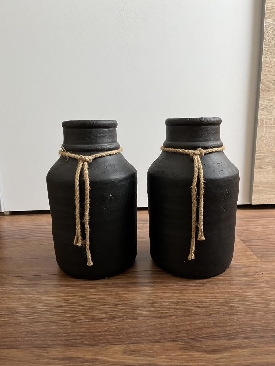 Zwarte stenen vazen met touw (set van 2)