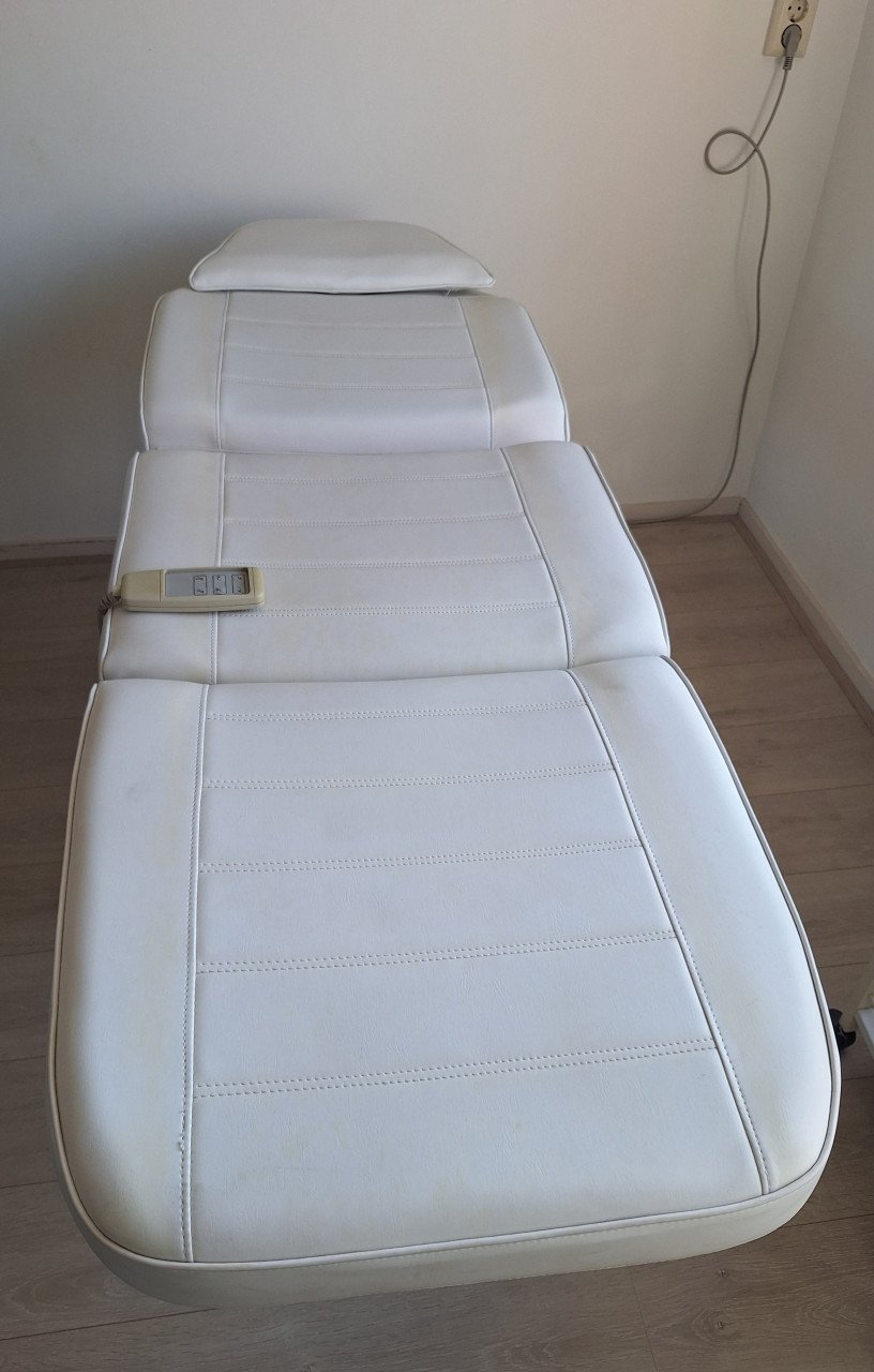 Behandelstoel met tabouret, tafel en loeplamp