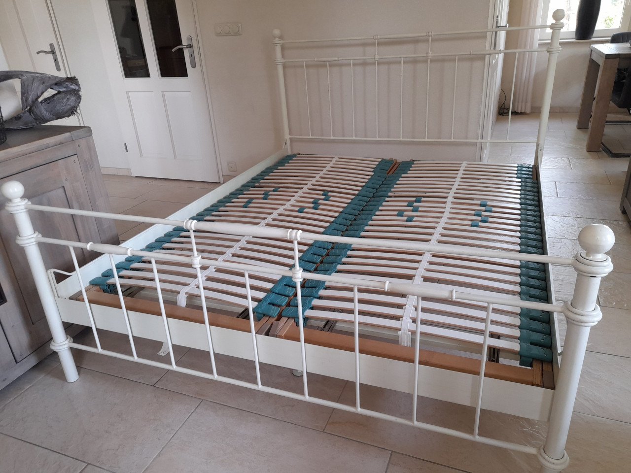 Ijzeren 2 p bed ( 160 x 200 ) met verstelbare lattenbodems (in goede staat)