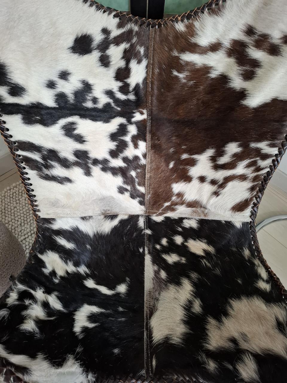 Vlinderstoel met koeienhuid