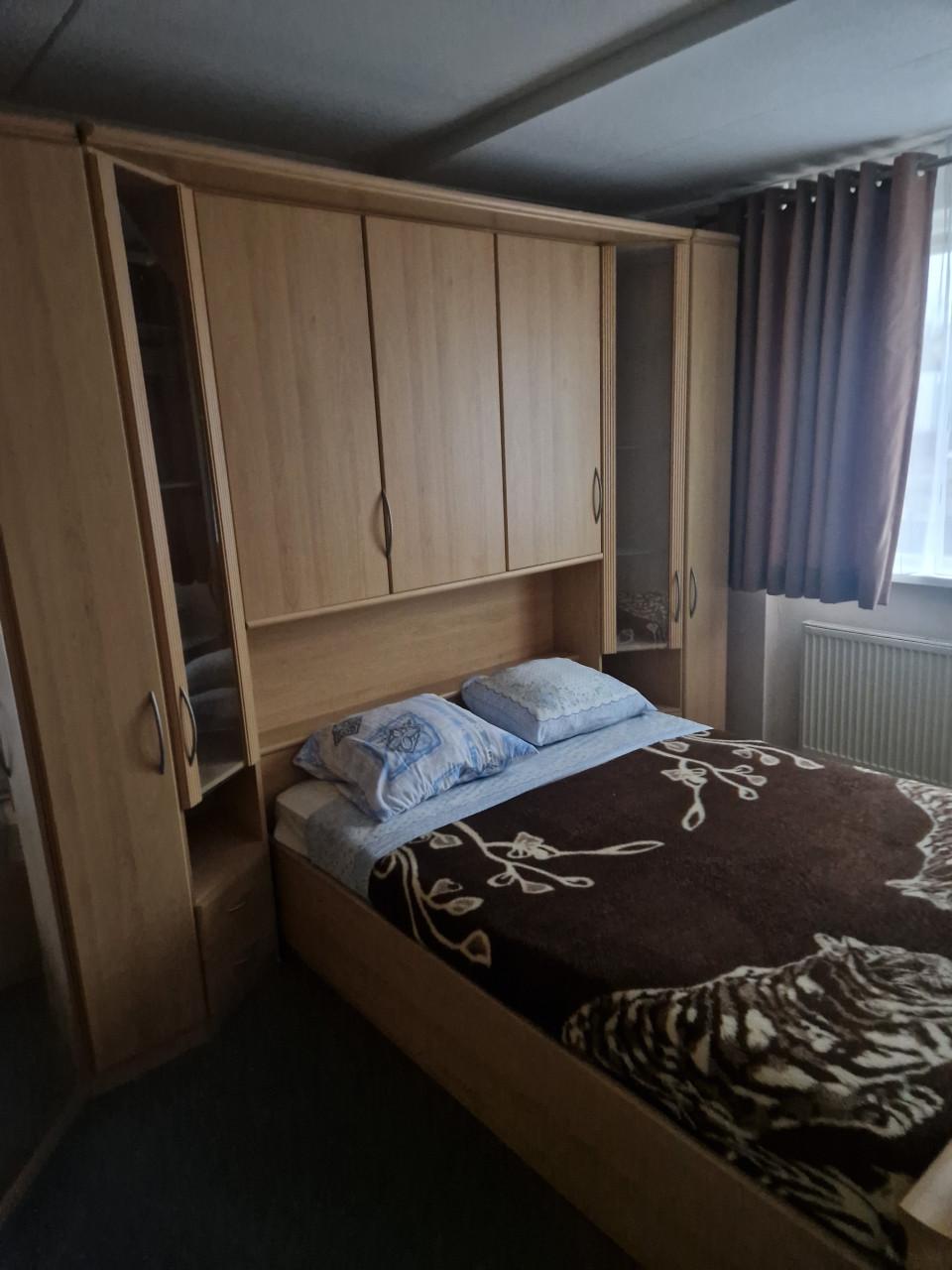 Complete slaapkamer met veel kastruimte