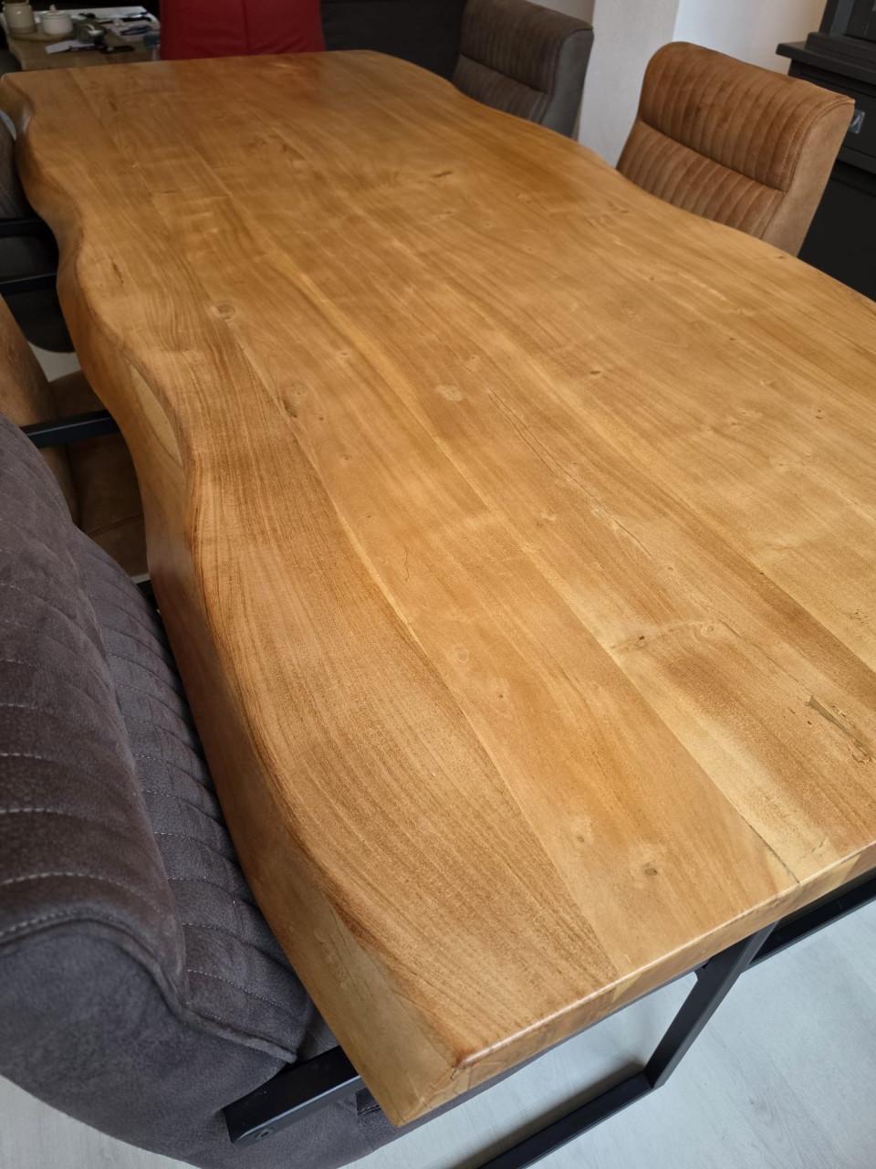 Tafel met stoelen