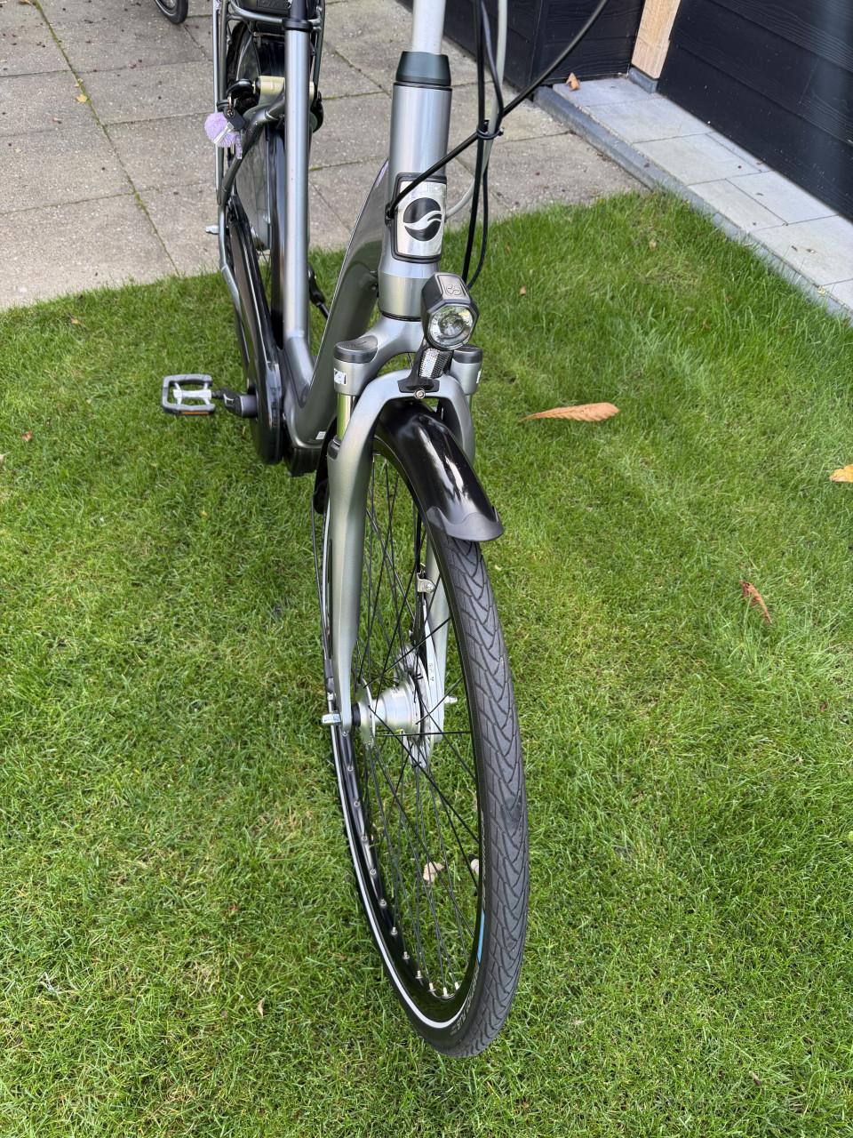 Giant elektrische fiets met middenmotor lage opstap en spiegel