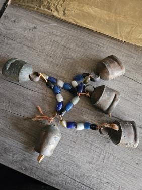 Mooie vintage originele rustieke koebellen met kralentouw