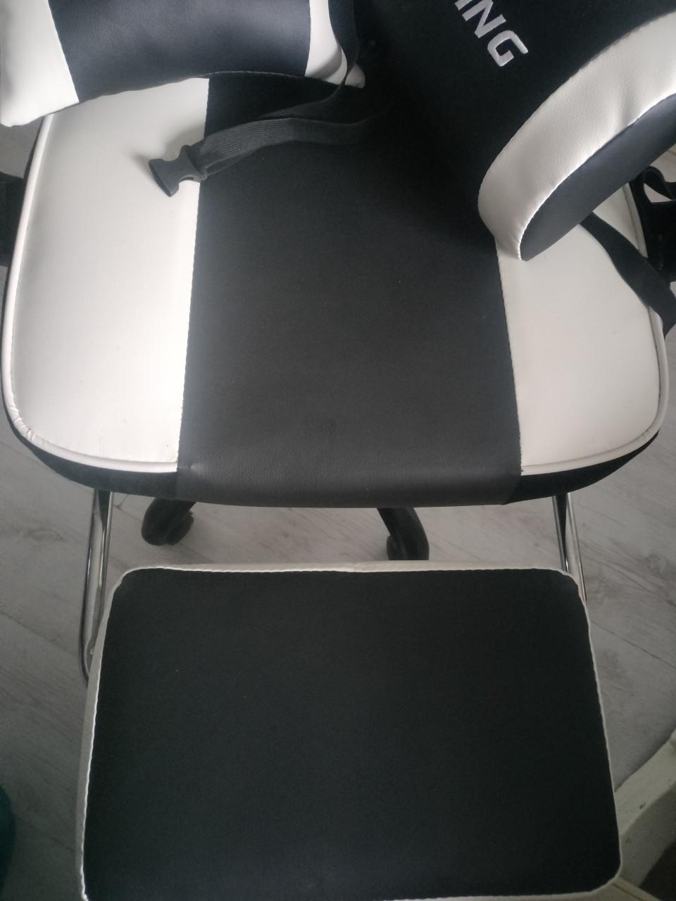 Zwart met witte Leren Gamestoel, 65euro enkel vandaag ( goed als nieuw)