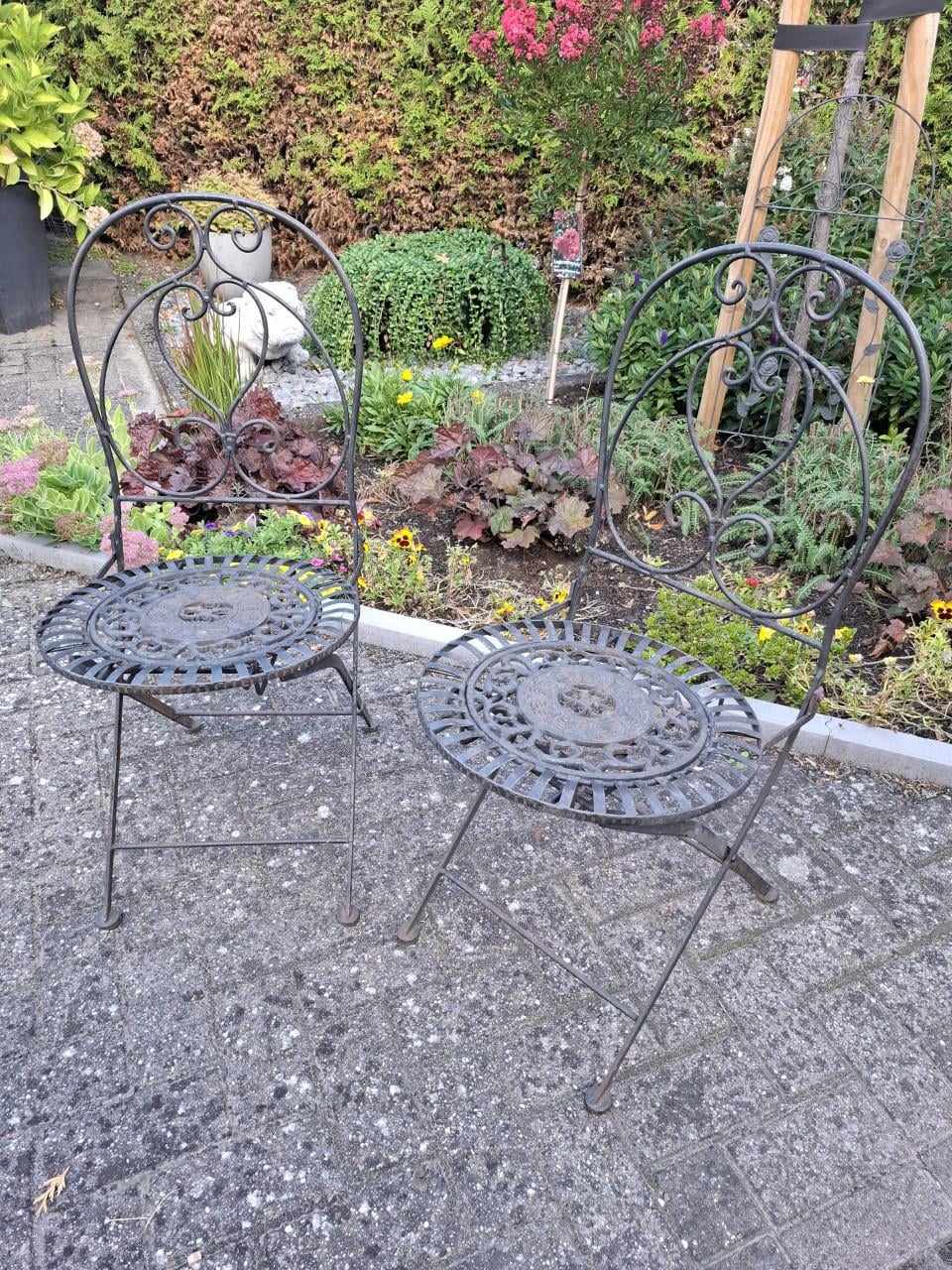 Set gietijzeren tuinstoelen