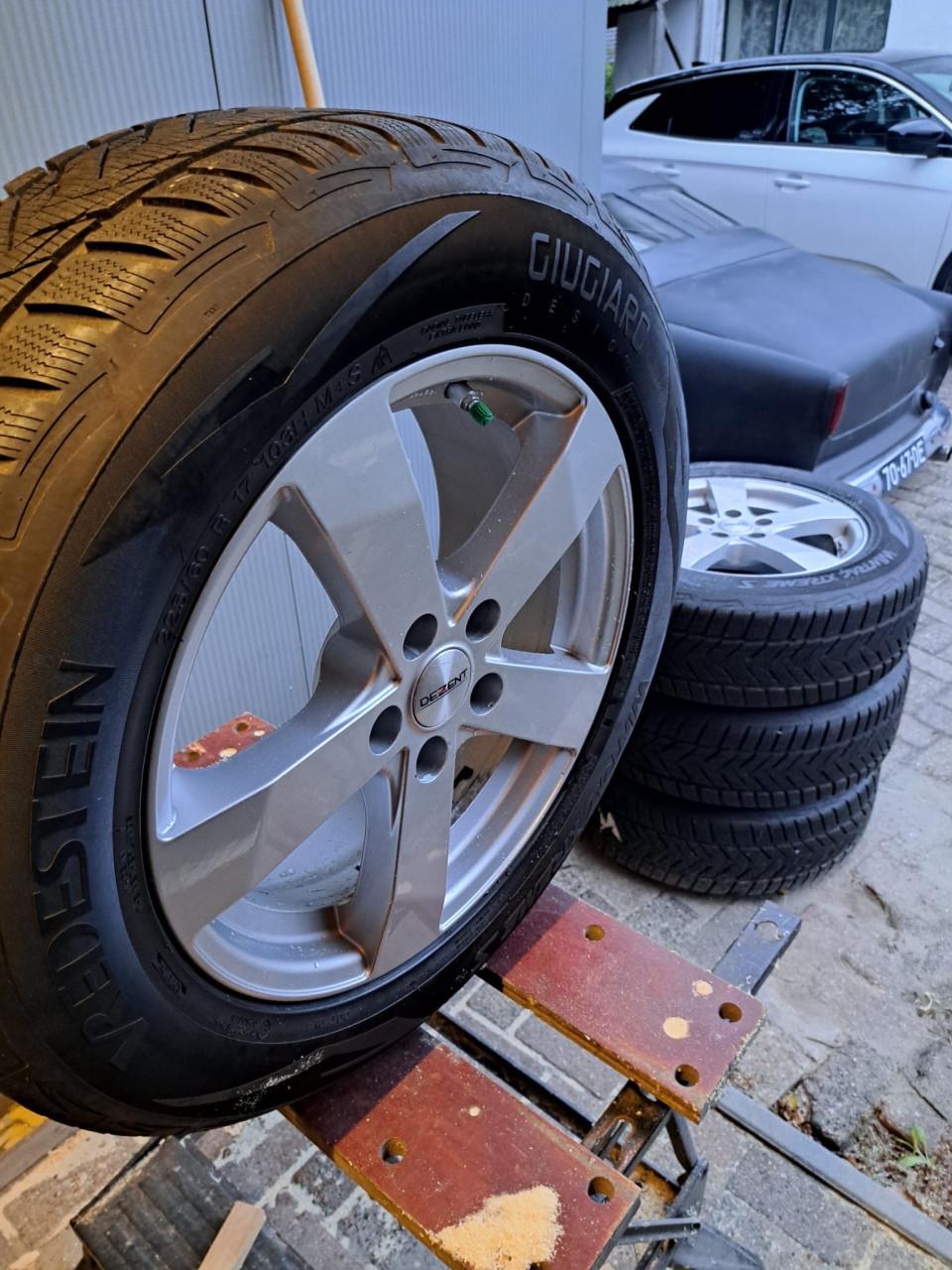 Set nette aluminium wielen met nieuwe winterbanden