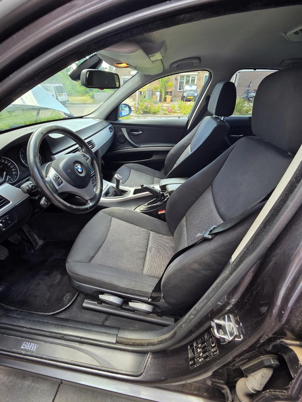 BMW 320i sedan uit 2005 in antracietgrijs.