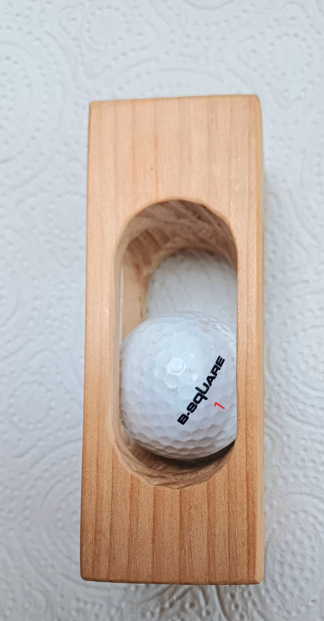Houten blokje met golfbal