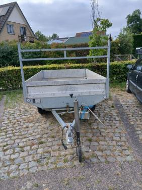 Robuuste aanhanger met kiepfunctie