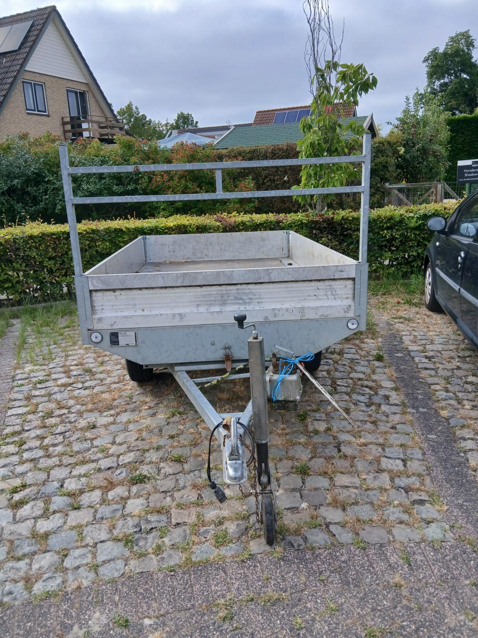 Robuuste aanhanger met kiepfunctie