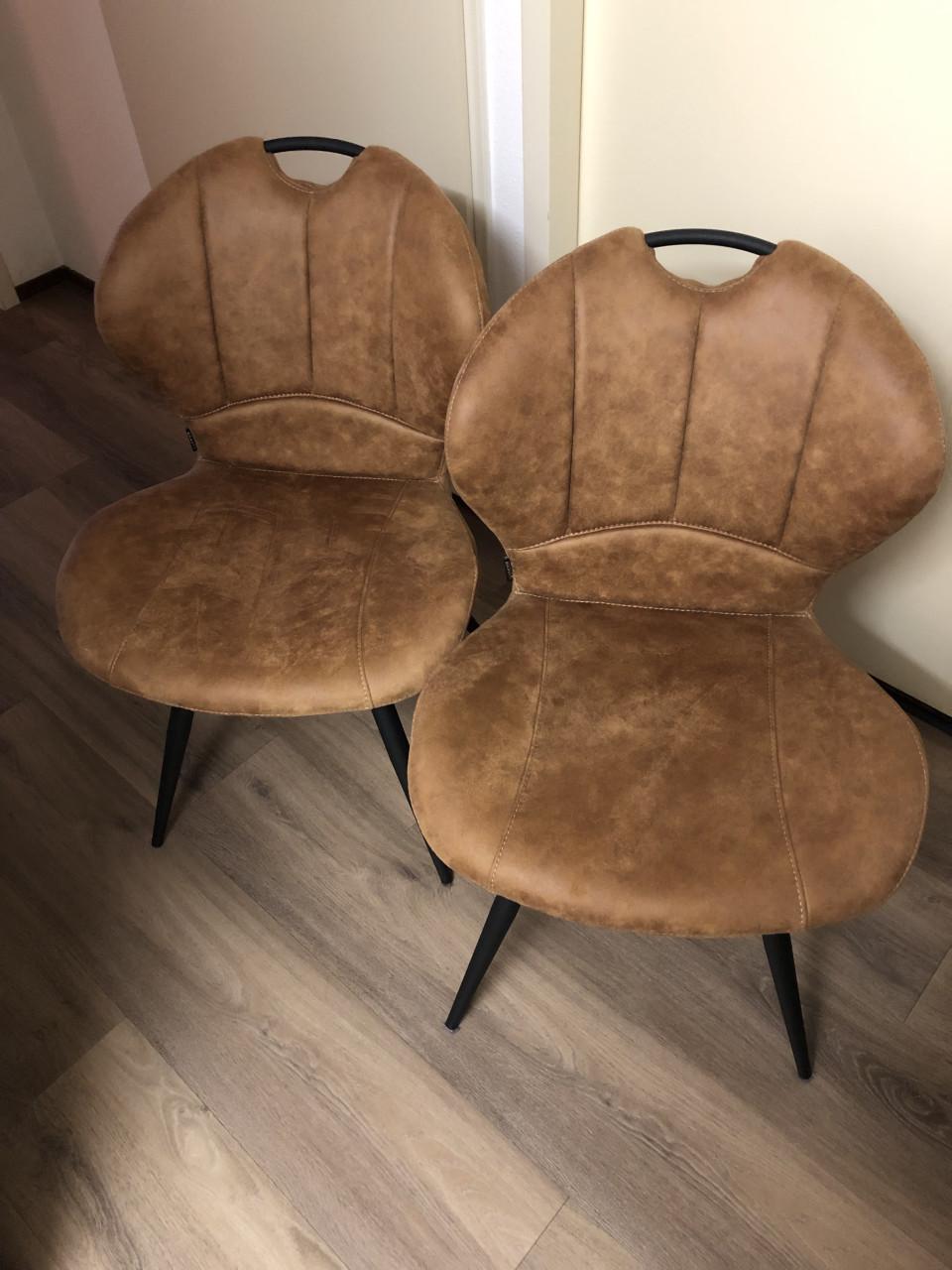 4. Eetkamerstoelen  kleur cognac zithoogte 50 cm.