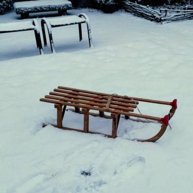 Houten slee met trekkoord