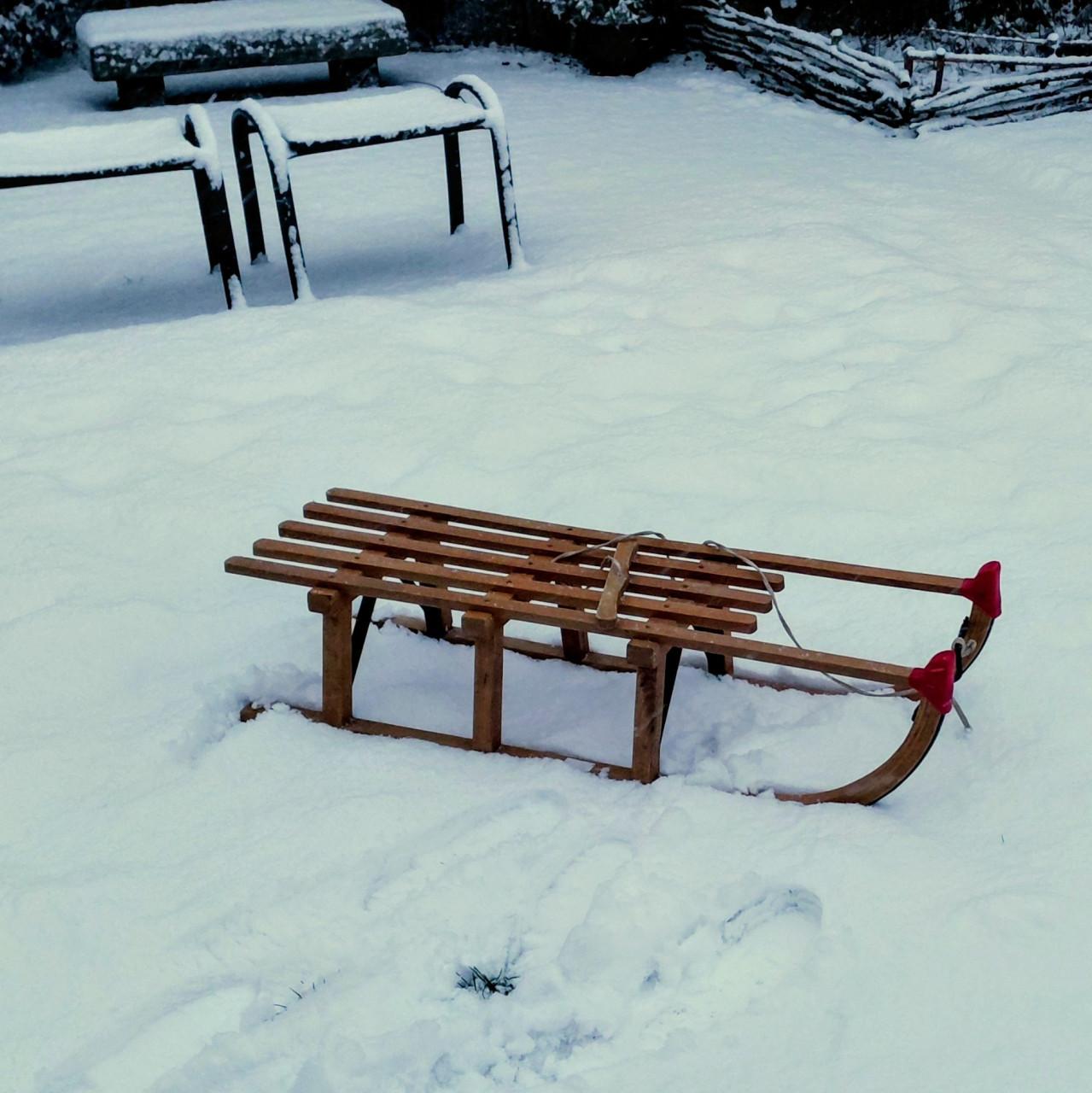 Houten slee met trekkoord