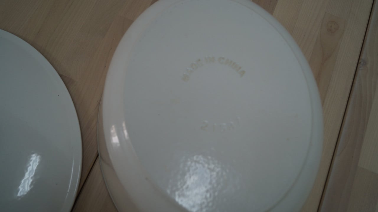 Witte ovale gietijzeren braadpan van IKEA.