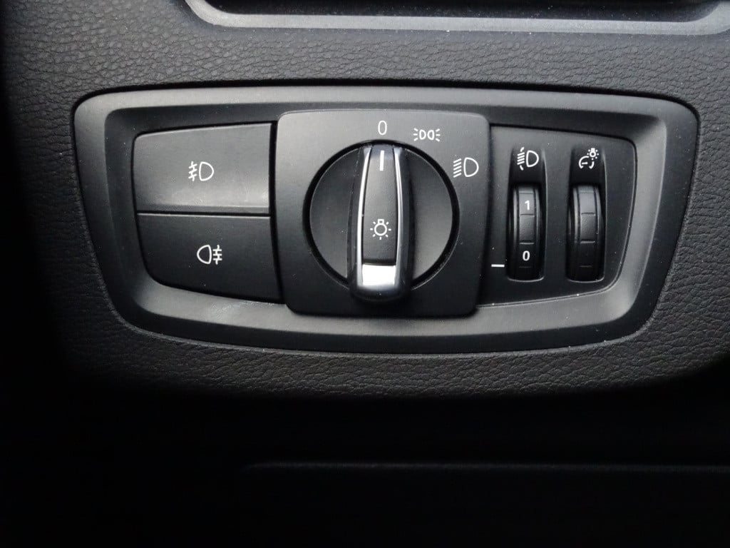 BMW X1 sdrive18i executive automaat | apple carplay | | el. koffer | 17"