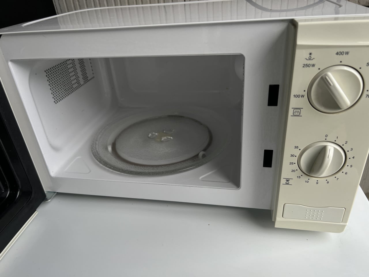 Als nieuw en bijna niet gebruikte Magnetron