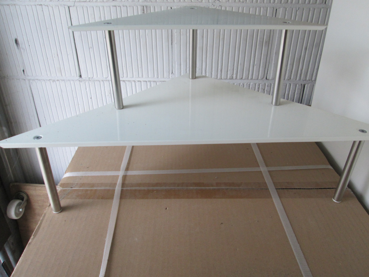 2 metalen hoek etagere's