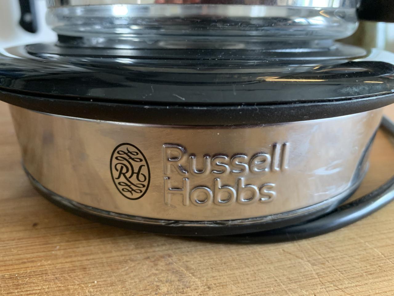 Een Russell Hobbs koffiezetapparaat in crème en zwart