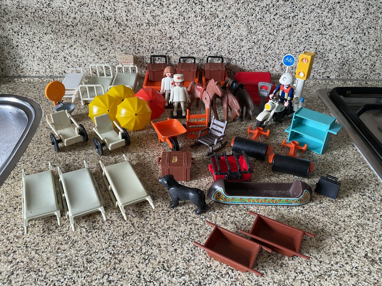 Heel veel Playmobil, w.o.  draagbaar politiebureau en tandartsenpraktijk.