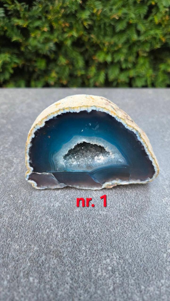 🌿 2 Prachtige Blauw (geverfde) Agaatgeodes met kristallen