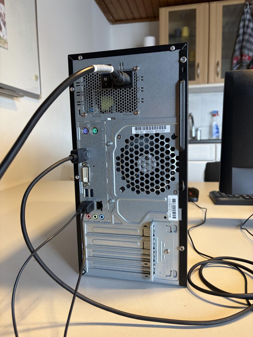 Complete Fujitsu Esprimo P556 i5-6500 8Gb 180+500Gb Win11LTSC 22" 65€