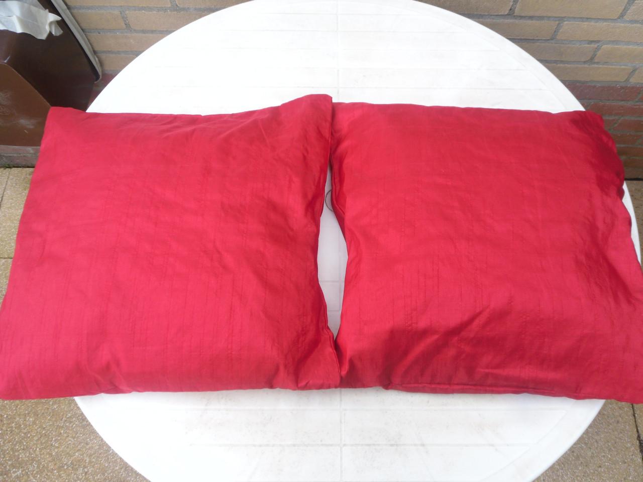 2 RODE KUSSENTJES 40 X 40 CM