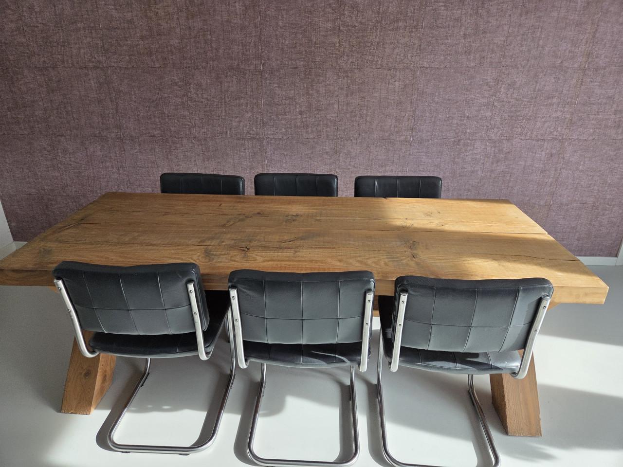 Eettafel en stoelen