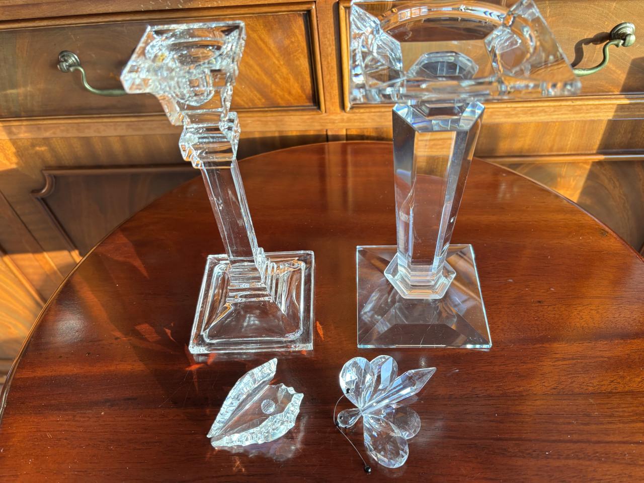 KRISTALLEN KANDELAARS EN 2 ZWAROWSKI  BEELDJES