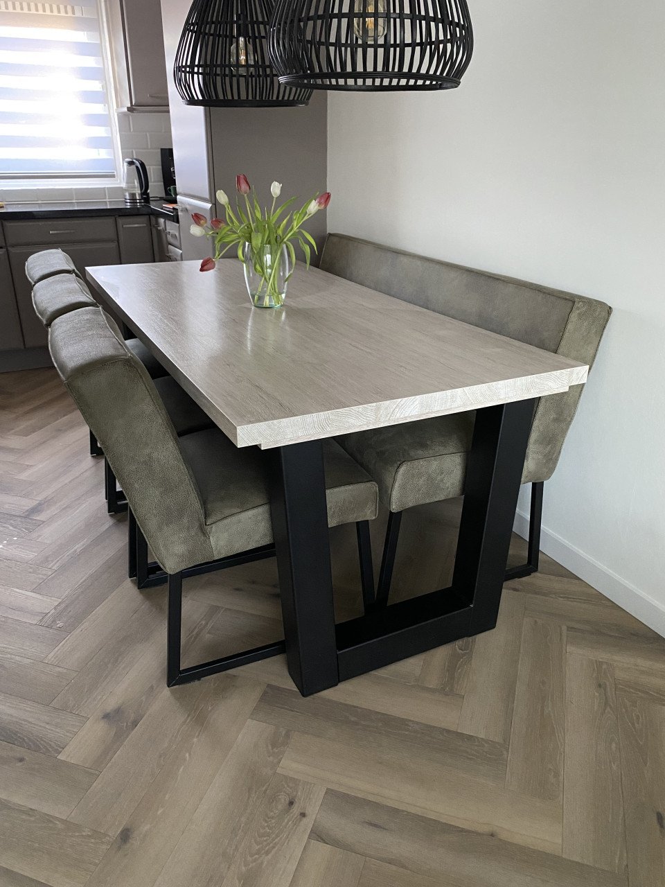Eetkamertafel met 3 stoelen en eetbank