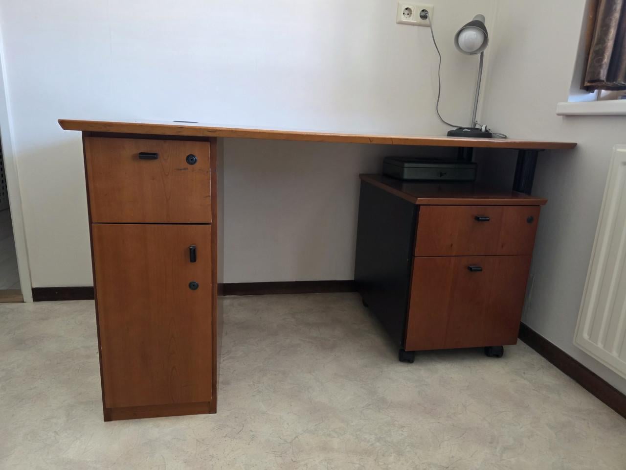 Kersenhouten bureau met ladenblok