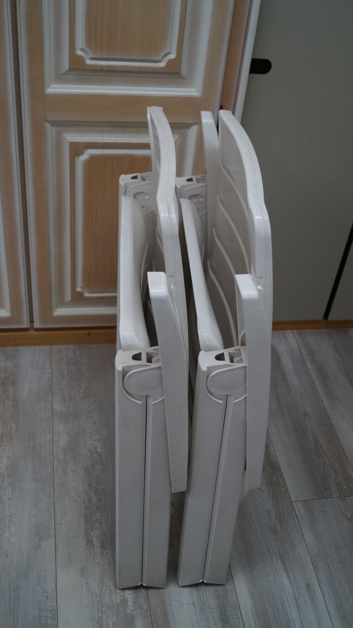 Twee witte Hartman "Carlton" tuinstoelen (gratis)