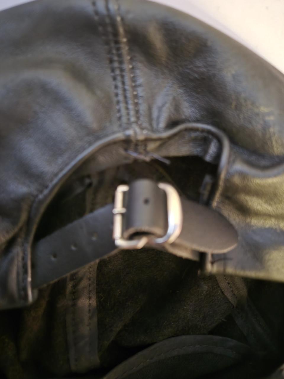 Zwarte leren baseballpet. Verstelbaar.