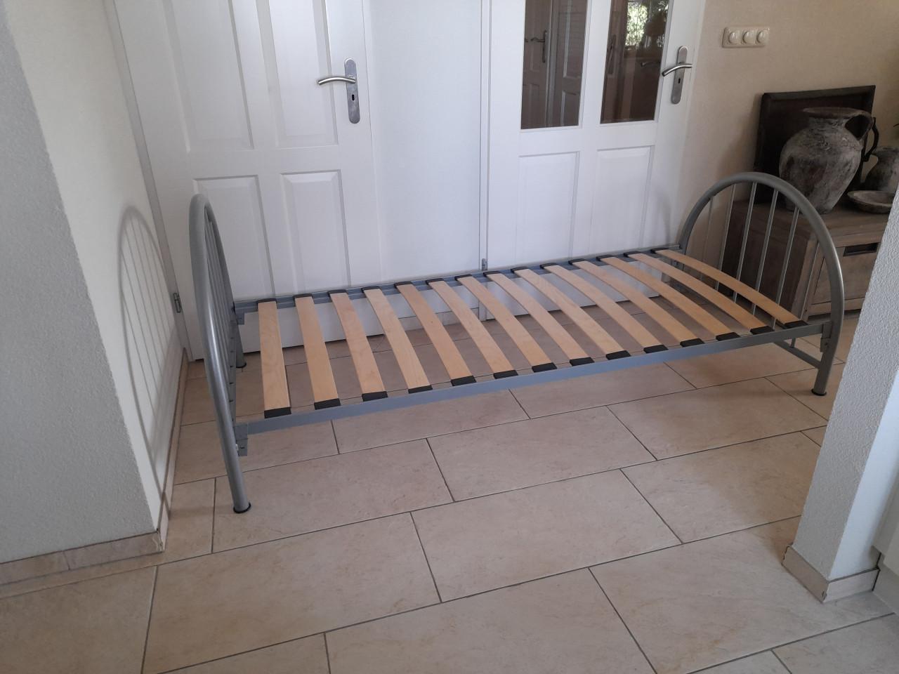 Grijs metalen 1 persoons bed 90 x 200 ( in goede staat )