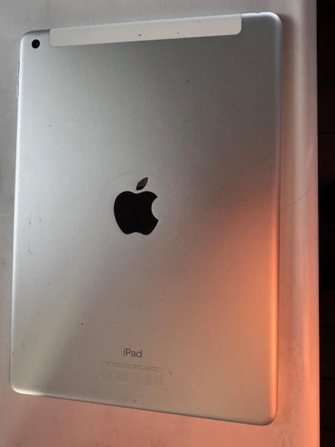 Te koop; I-pad5 goed werkend onbeschadigd APPLEwifi cellular