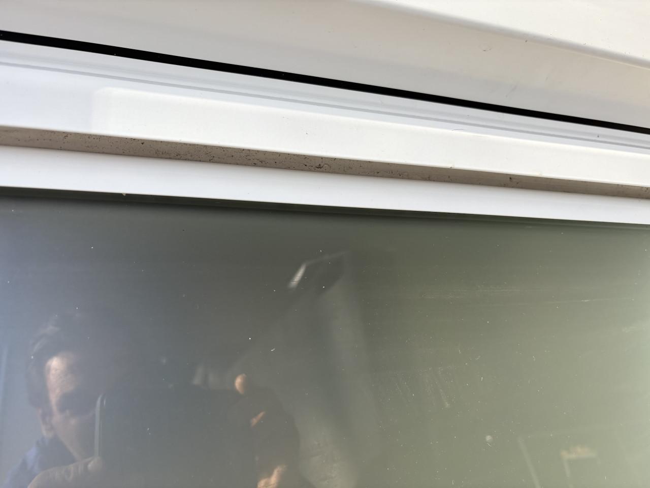 Kozijn raam met melkglas