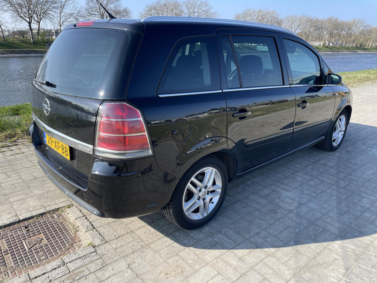 Opel zafira 2.2 7 zits 1650euro
