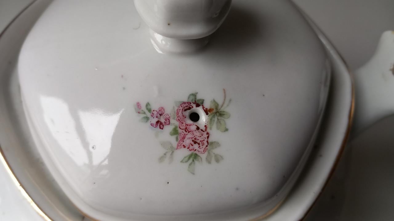 Oude koffie- theepot met rieten hengsel